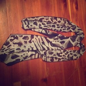 Animal print scarf with sparkles