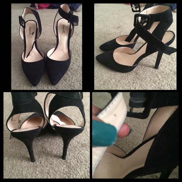 Black pointed toe pump