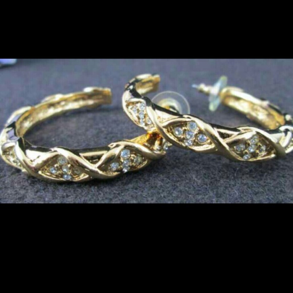 Elizabeth Taylor Sparkle kiss hoop earrings