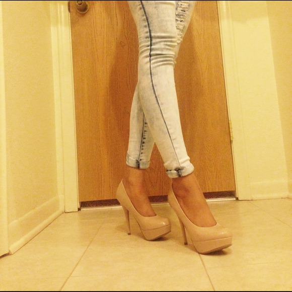 ✨Lowered Price✨ Nude heels, NWOT