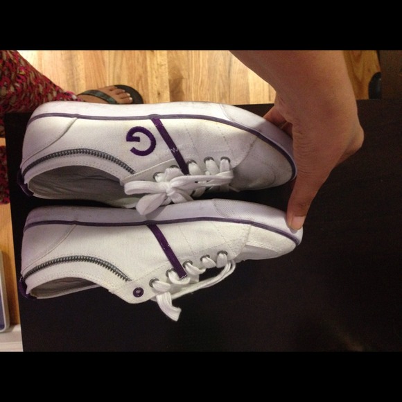G by Guess white canvas shoes. - Picture 3 of 3