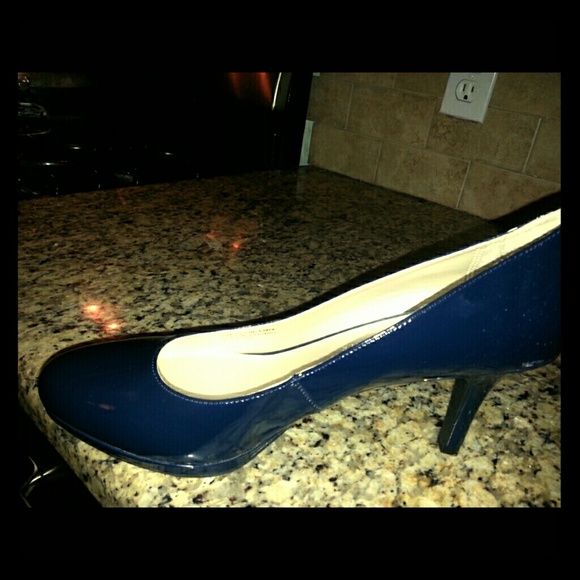 Etienne Aigner NAVY BLUE PUMPS