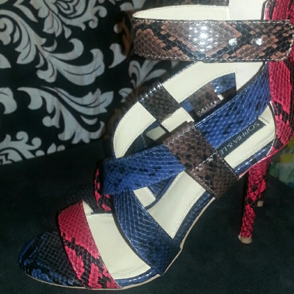 Strappy sandal w/sexy combo of red, navy, & brown
