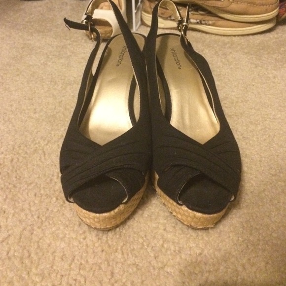 Black/burlap open toe wedges