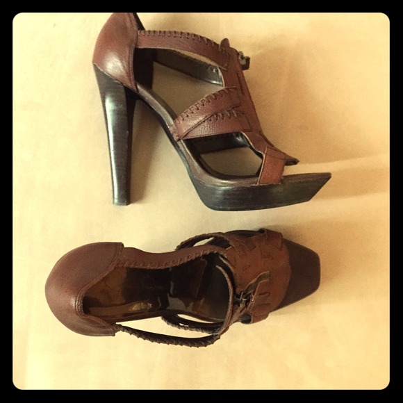 Jessica Simpson pumps