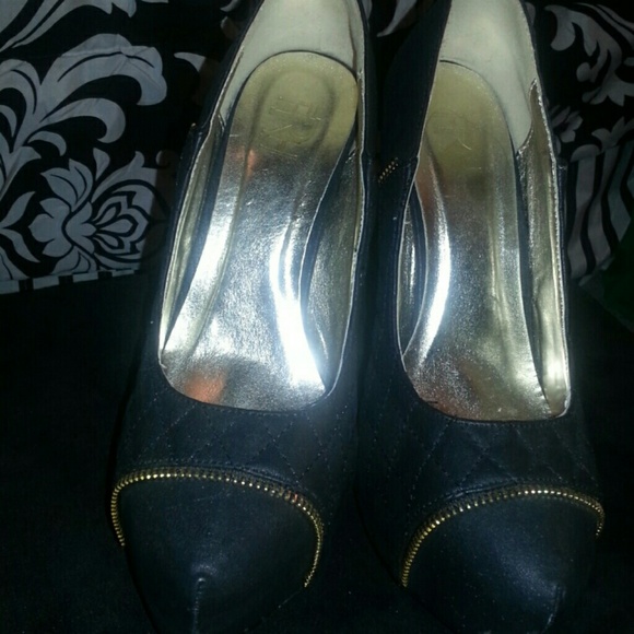 Sexy black pump w/quilted pattern & gold design