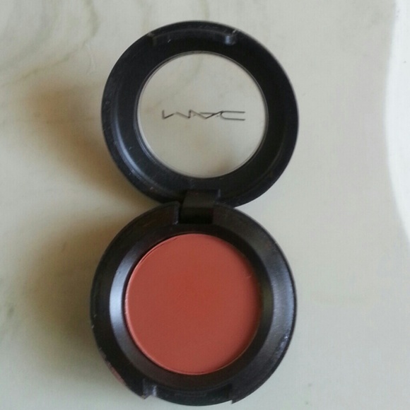 Mac red brick eye shadow - Picture 1 of 3