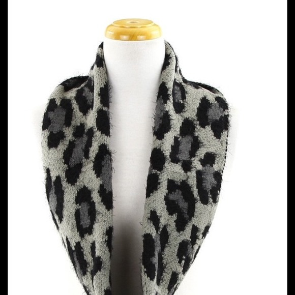 CYBER MONDAY.  INFINITY SCRAF LEOPARD GRAY/BLK NWT