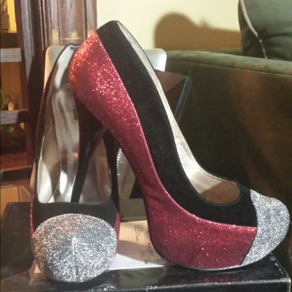 Firecracker of a shoe! Red/silver/black heels - Picture 2 of 3