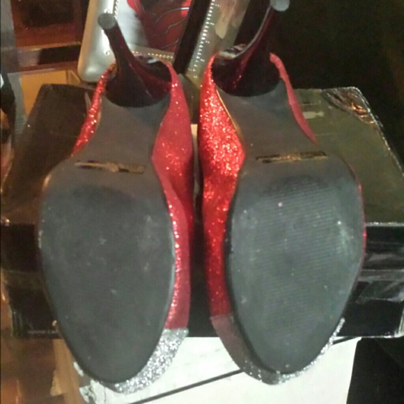 Firecracker of a shoe! Red/silver/black heels - Picture 3 of 3