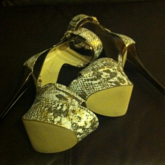 🛑SOLD🛑Bronze & Gold Python Open-toe Platforms - Picture 2 of 4