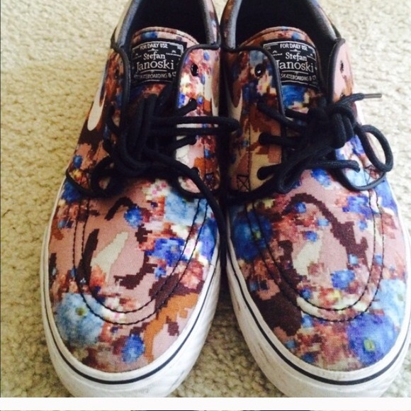 Shoes - Nike Camo Digi Flower Janoski