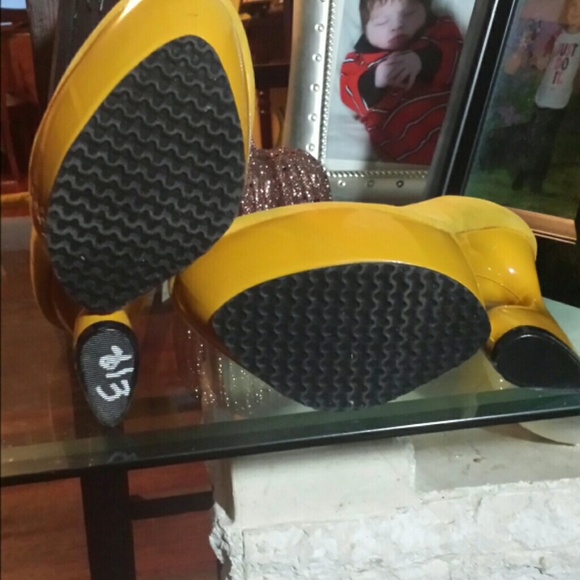 Yellow heels with unique heels - Picture 2 of 2
