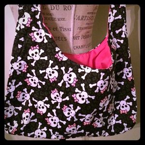 Skull and crossbones cute crossbody bag 💀
