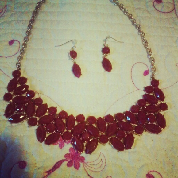 Red necklace with earrings