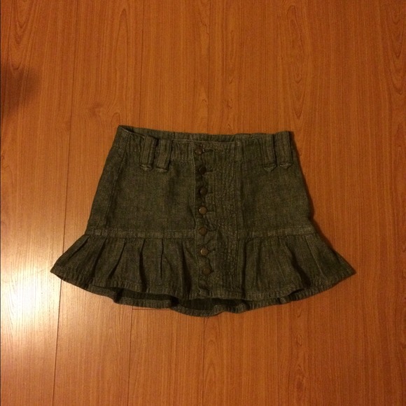 Dark green skirt for Fall and Winter. Size small.