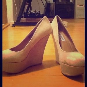 Steve Madden Pammyy wedges in blush suede. Size 7