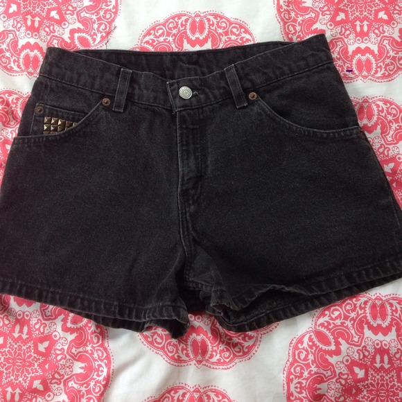 Black Levi's high waisted shorts
