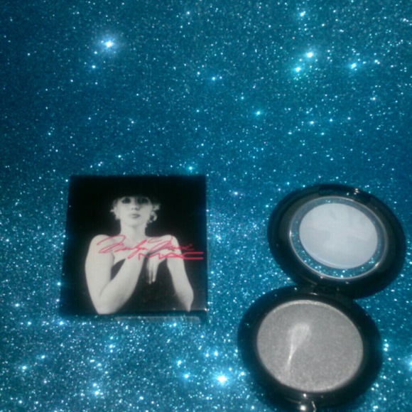 SOLD... Authentic MAC eyeshadow. trade value $25 - Picture 1 of 1