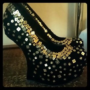 Black and gold wedges