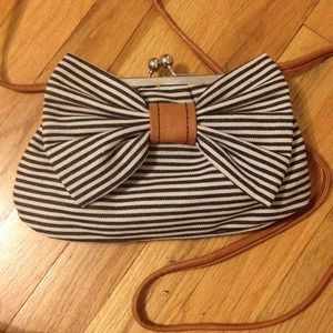 Stripped bow bag