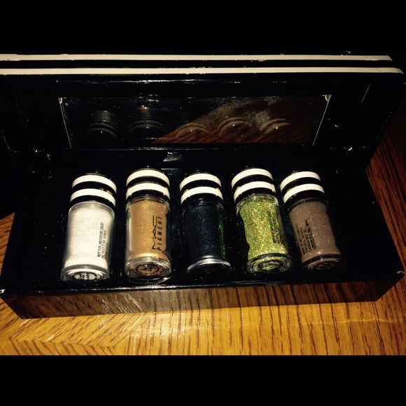 Sold!!!!! MAC pigment glitter set - Picture 3 of 3