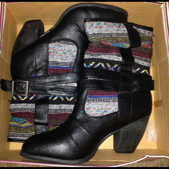 🚫SOLD ON VINTED🚫Tribal print round toe boots - Picture 2 of 3