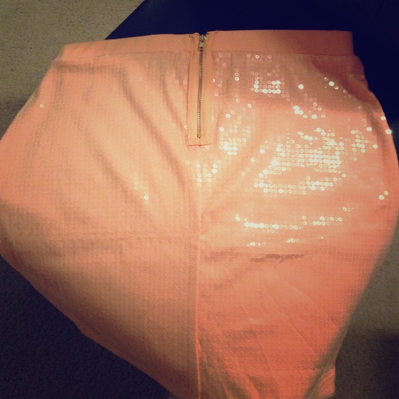 GOURGEOUS pastel orange H&M skirt!