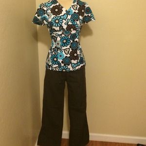 3 sets of scrubs🌺