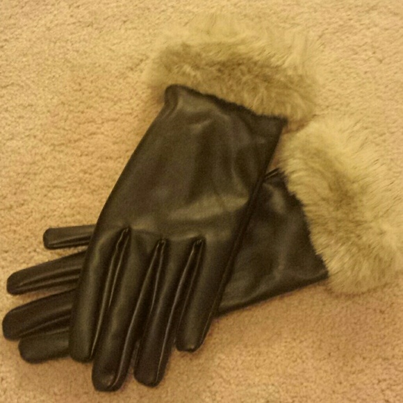 *Reduced Price!* NWOT Black H&M Gloves