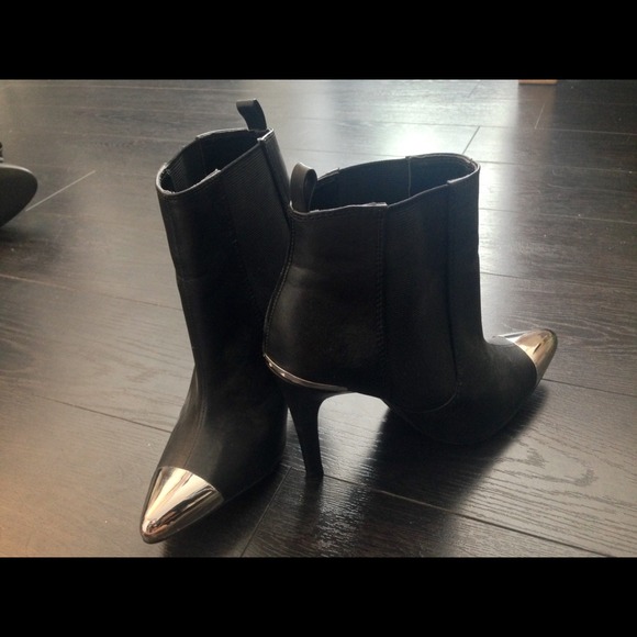 H&M - Black Chelsea bootie -pointed silver cap toe