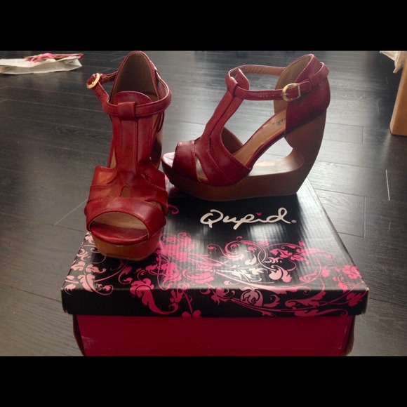 QUPID LISBETH RED FAUX LEATHER WEDGE