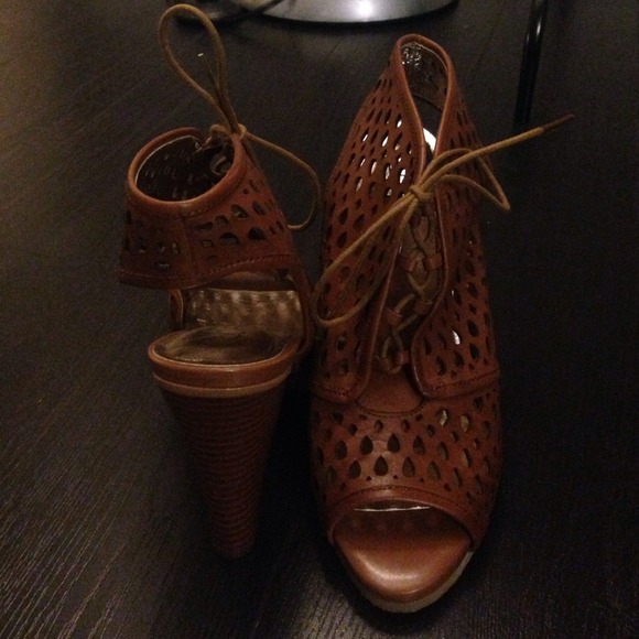 ANN TAYLOR SHEERA heeled cut out bootie