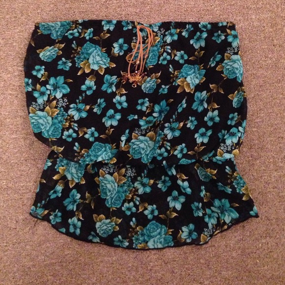 ✨💔SOLD💔 Floral Peplum Strapless Top✨ - Picture 2 of 3