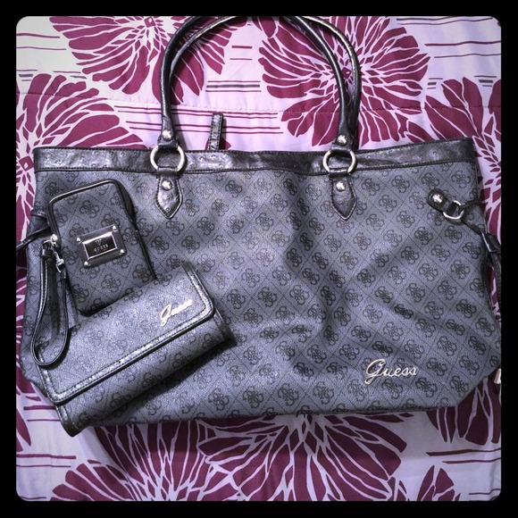 🎉PRICE DROP!! 🎉 GUESS Tryst collection Lg Tote