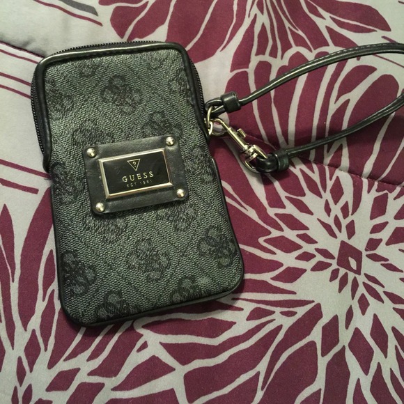 🚫BUNDLED🚫 GUESS Tryst collection wristlet.