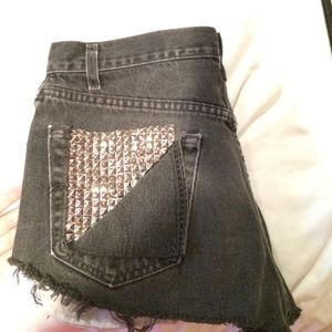 High waisted studded lack Levi shorts