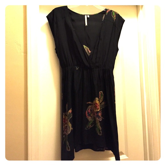 Black 100%silk top with flower design - Picture 1 of 4