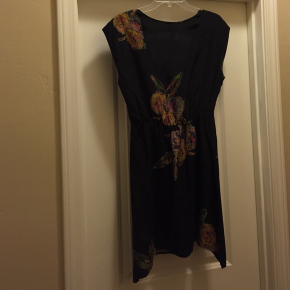 Black 100%silk top with flower design - Picture 2 of 4