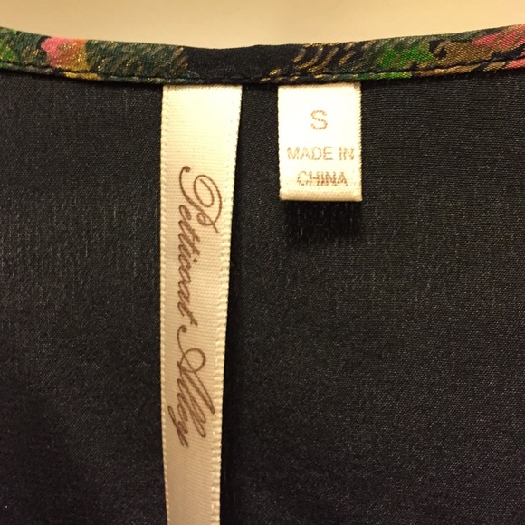 Black 100%silk top with flower design - Picture 4 of 4