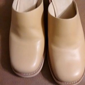 White Mountain Clog shoes