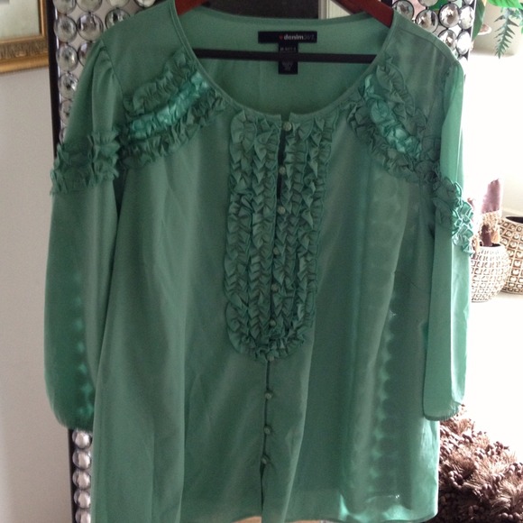 Pretty blouse with ruffled detail (sold in bundle)