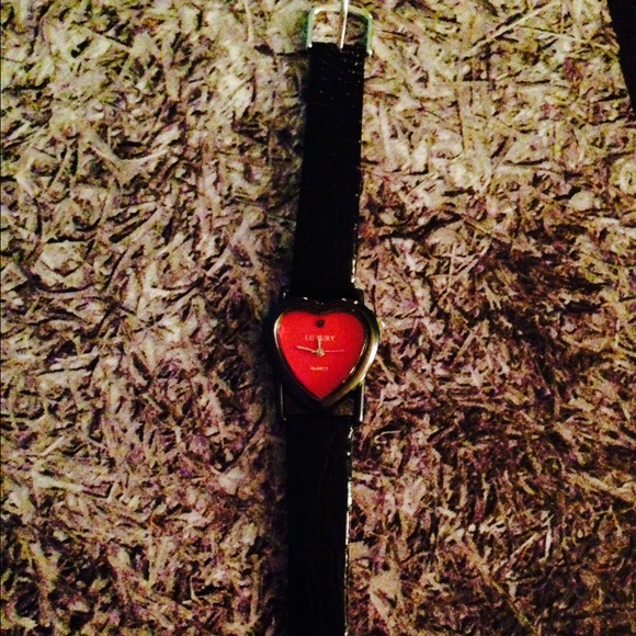 AA heart shaped watch in amazing condition ❤️