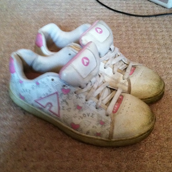 Pink and white airwalk tennis shoes.