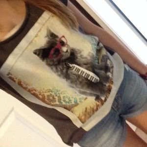 Adorable cat portrait shirt 😼👓