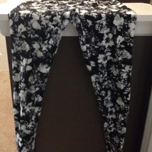 BLACK&WHITE FLORAL LEGGINGS