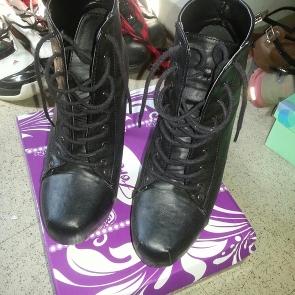 Black ankle hight boots