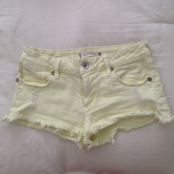 Light yellow cut off shorts