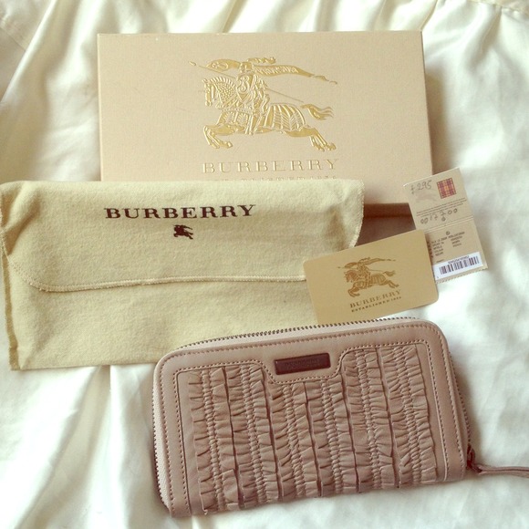 🎀NWT Burberry Wallet🎀