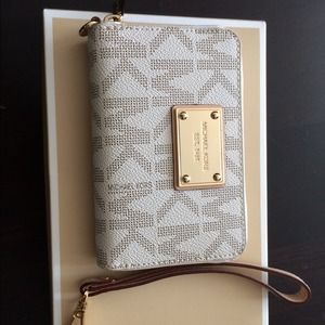 BRAND NEW 100% authentic Michael Kors wristlet